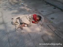 फुटपाथ पर सोया बालक और मेरा ममत्व
