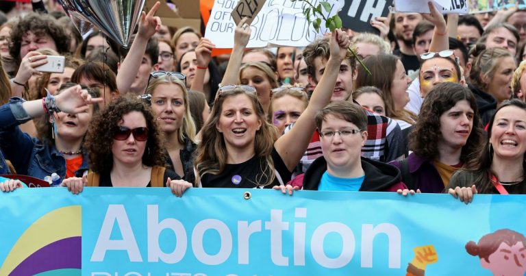आयरलैंडःचर्च के अंधविष्वास से जुड़ा बदलेगा गर्भपात का कानून