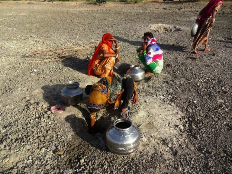 बाड़मेर जिले के गांवों में पानी का संकट, पानी व्यापार तेजी पर